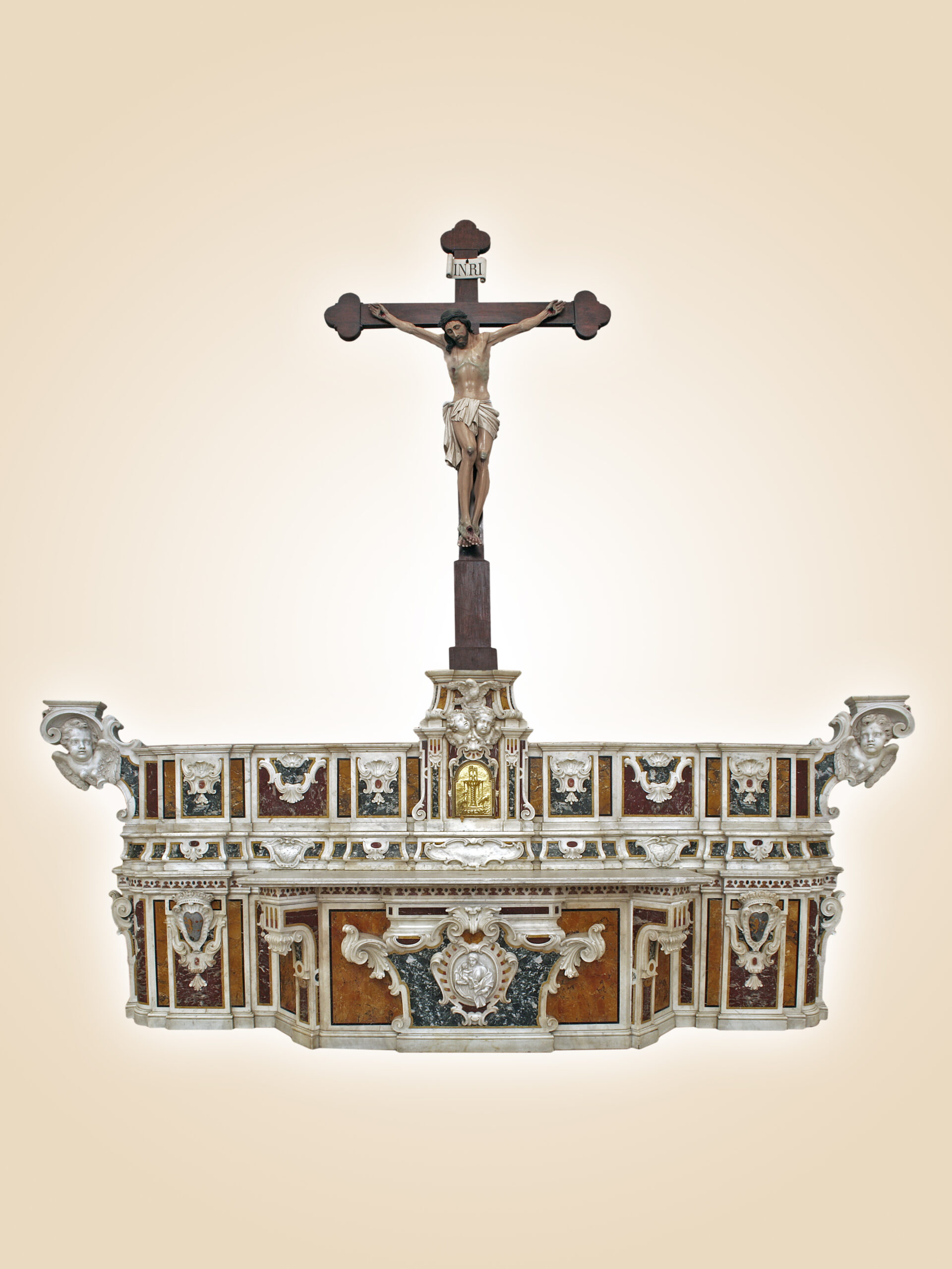altare e crocifisso